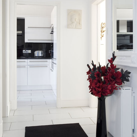 Striking monochrome Striking monochrome | Hallway colour schemes | hallway | PHOTO GALLERY | 25 Beautiful Homes | Housetohome