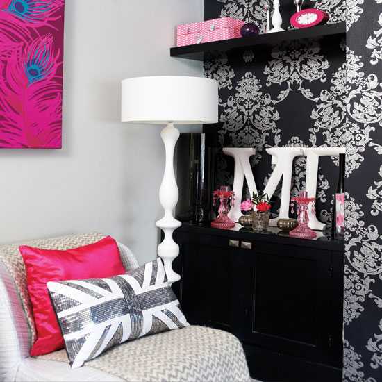 Modern teenage girl's bedroom