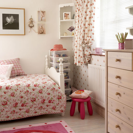 Pretty floral scheme | Girls' bedroom schemes | Childrens' bedrooms| bedroom | PHOTO GALLERY | 25 Beautiful Homes | Housetohome