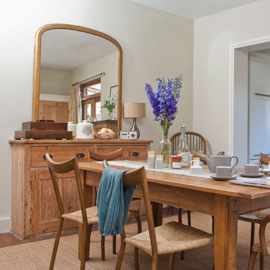Traditional mid-century style dining room