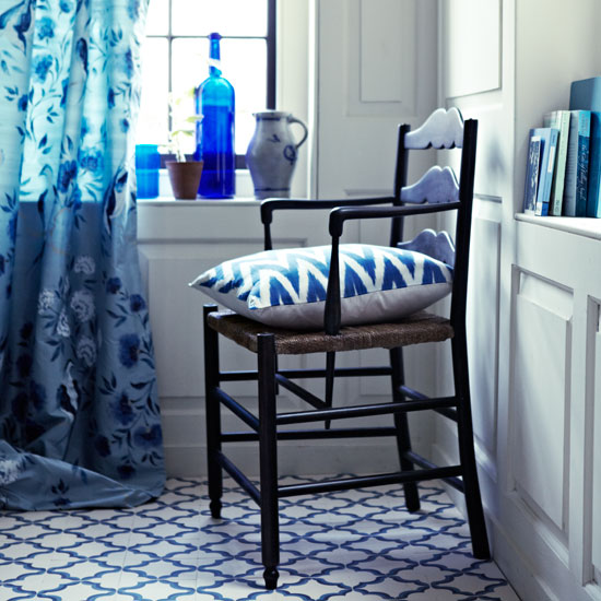 Choose a graphic floor Blue and white bathroom with graphic floor tiles and floral curtain | Design ideas | Housetohome | PHOTOGALLERY