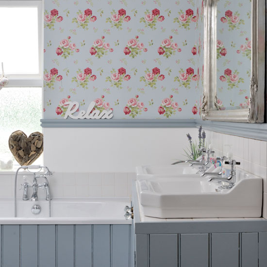 Vintage-style bathroom with wallpaper | easy decorating ideas | design ideas small homes | PHOTO GALLERY | Style at Home | Housetohome