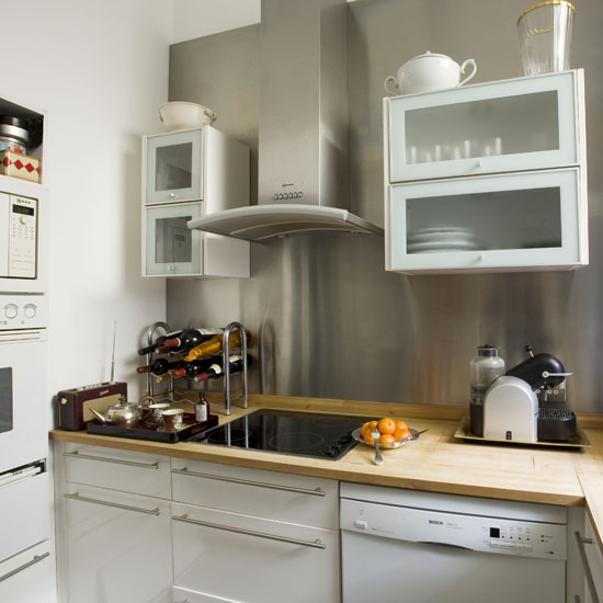 Small kitchen with statement splashback Small kitchen with statement splashback | Small kitchens | Kitchen | PHOTO GALLERY | 25 Beautiful Homes | Housetohome
