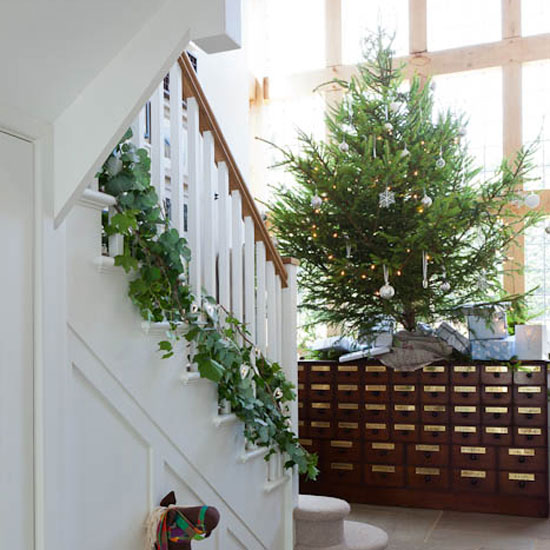 New-build home Festive entrance hall with Christmas tree | Country house | Homes & Gardens | PHOTOGALLERY