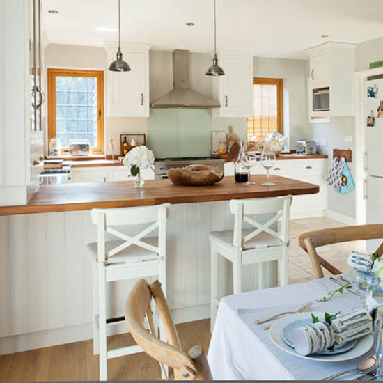 Kitchen Light and spacious kitchen with pendant lighting | Country house | Homes & Gardens | PHOTOGALLERY