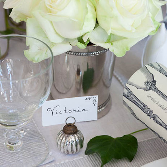 Dining table Pretty place setting with white tablecloth and flowers | Country house | Homes & Gardens | PHOTOGALLERY