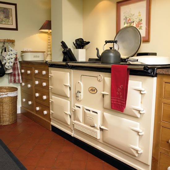 Aga Aga | Take a tour around a hand-painted country kitchen | Kitchen tour | Beautiful Kitchens | PHOTO GALLERY