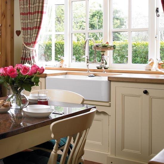Window Window | Take a tour around a hand-painted country kitchen | Kitchen tour | Beautiful Kitchens | PHOTO GALLERY