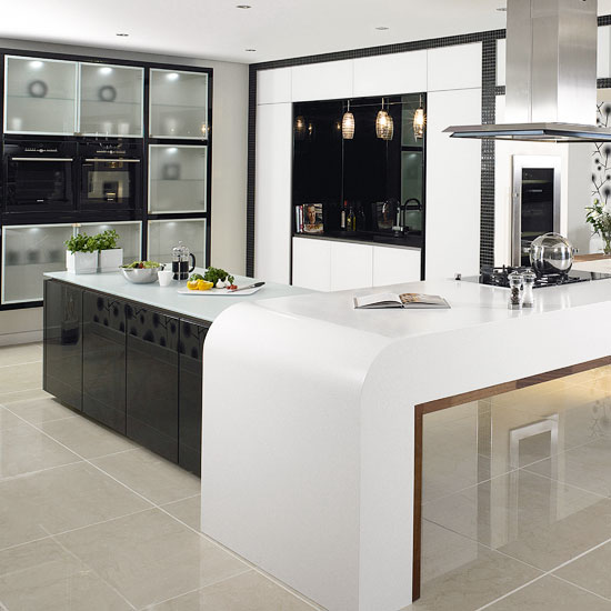 Hi-gloss units from Warendorf | Handleless kitchen doors - 10 ideas | Kitchen planning | Beautiful Kitchens | PHOTO GALLERY