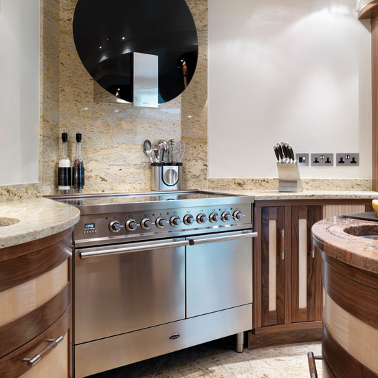 Range cooker | Take a tour around a curved walnut kitchen | Kitchen tour | Beautiful Kitchens | PHOTO GALLERY
