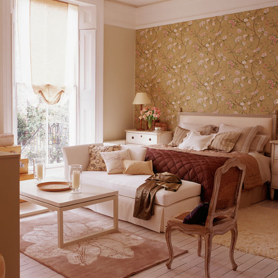 Romantic floral feature bedroom wall | Homes & Gardens | Housetohome | PHOTOGALLERY