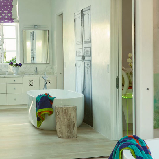 Bathroom | Take a tour around a humble Hollywood bungalow | House tour | Livingetc | PHOTO GALLERY