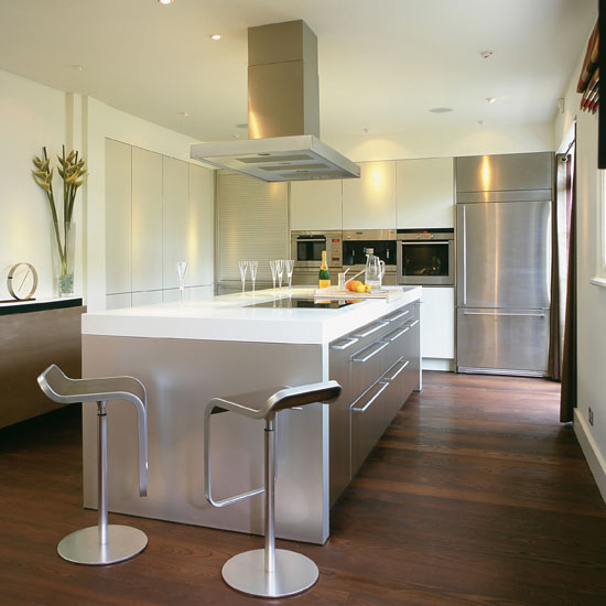 Sleek kitchen | Contemporary kitchens | kitchen decorating ideas | Kitchens | PHOTO GALLERY | 25 Beautiful Homes | Housetohome