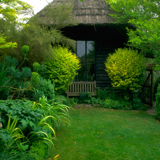 Neaten the lawn | Jobs to do in the garden in May | Garden advice | Homes & Gardens | Housetohome | PHOTOGALLERY
