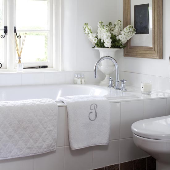 Bathroom with built-in bath Bathroom with built-in bath | Traditional bathrooms | Bathroom design ideas | Bathrooms | PHOTO GALLERY | 25 Beautiful Homes | Housetohome