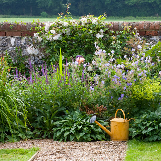 Abundantly planted borders | Spacious Wiltshire garden | Cottage-style garden | Garden tour | Homes & Gardens | Housetohome | PHOTOGALLERY