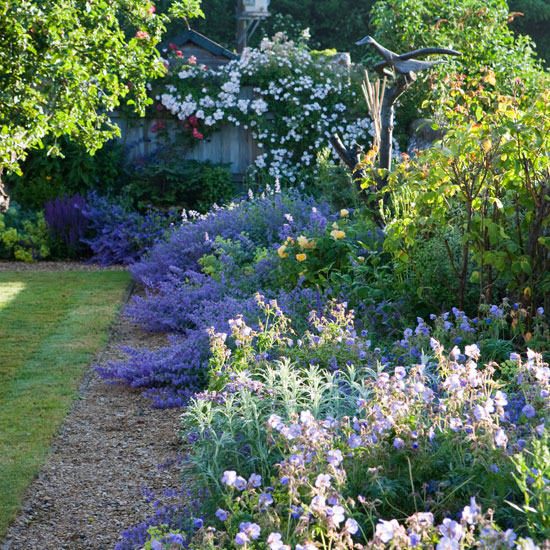 Mauve and purple scheme | Spacious Wiltshire garden | Cottage-style garden | Garden tour | Homes & Gardens | Housetohome | PHOTOGALLERY