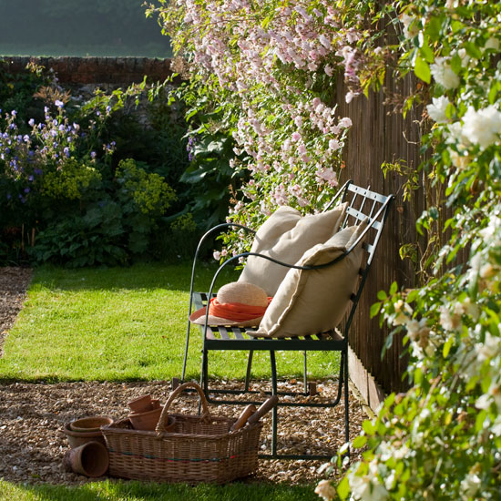 Symmetrical detail | Spacious Wiltshire garden | Cottage-style garden | Garden tour | Homes & Gardens | Housetohome | PHOTOGALLERY