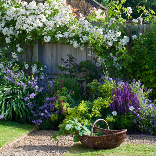 Wild flowers | Spacious Wiltshire garden | Cottage-style garden | Garden tour | Homes & Gardens | Housetohome | PHOTOGALLERY