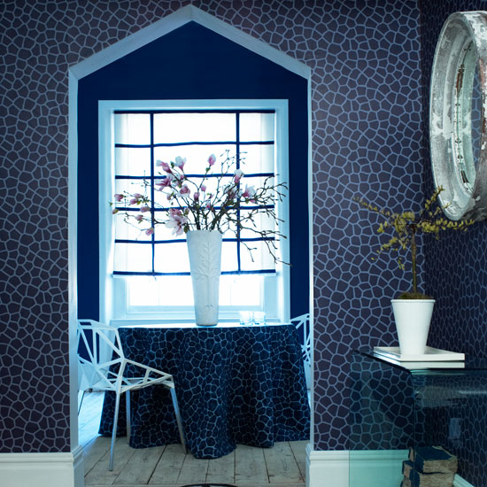 Pair with simple accessories Blue giraffe print wallpaper in entrance hall | Decorating with animal print | Decorating ideas | Room idea | Homes & Gardens | Housetohome | PHOTOGALLERY