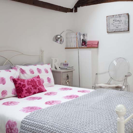 Pink floral bedroom | Traditional bedrooms | Bedroom decorating ideas | Bedroom | PHOTO GALLERY | 25 Beautiful Homes | Housetohome