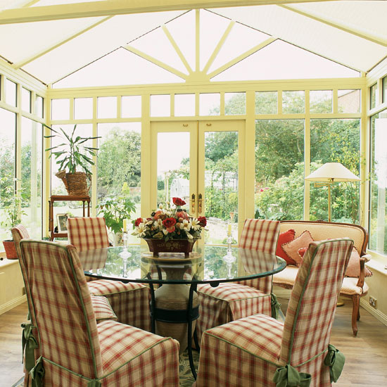 Traditional conservatory dining | Conservatory dining | Dining ideas | Garden rooms | Conservatory | PHOTO GALLERY | 25 Beautiful Homes | Housetohome