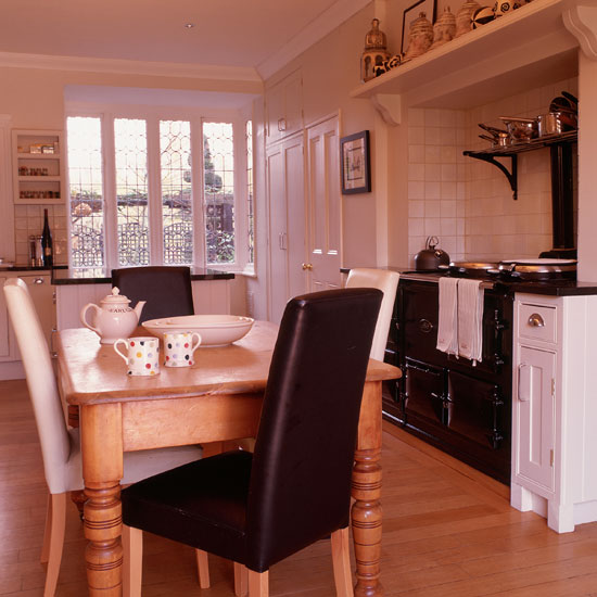 Kitchen Classic cream and wood country kitchen | 17th-century Oxfordshire farmhouse tour | PHOTO GALLERY | Homes & Gardens | Housetohome