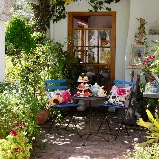Blue bistro garden dining area | Artist-inspired decorating ideas