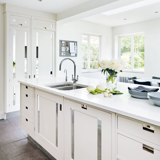 Classic white kitchen | White kitchens | PHOTO GALLERY | Beautiful Kitchens | Housetohome.co.uk