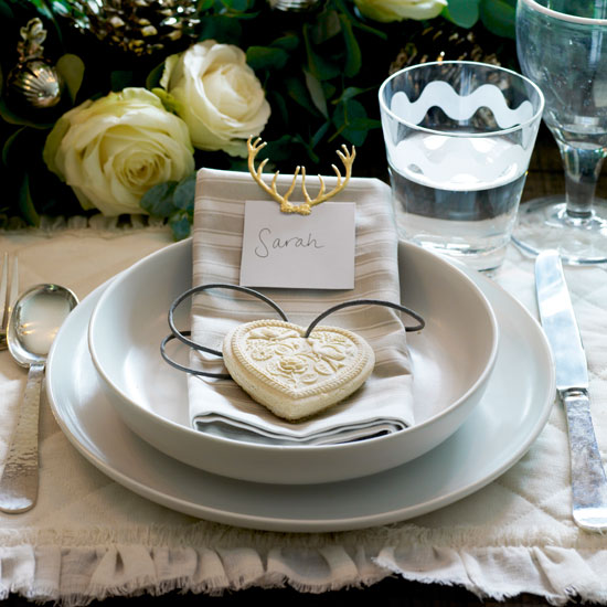 Classic festive place setting | Dining room | PHOTO GALLERY | Homes & Gardens | Housetohome.co.uk