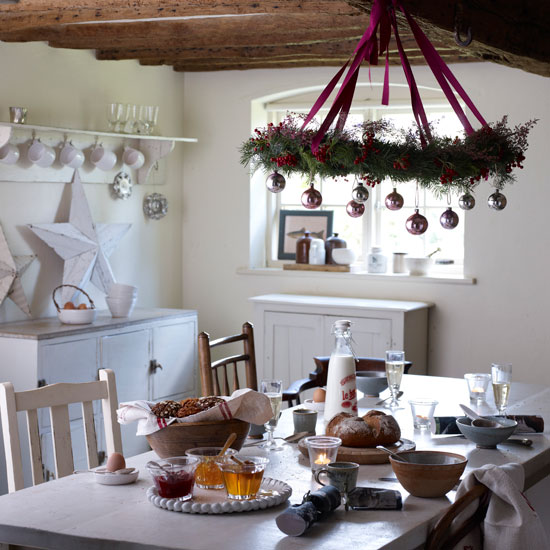 Country cottage Christmas dining room | Dining room | PHOTO GALLERY | Homes & Gardens | Housetohome.co.uk