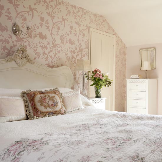 Rustic floral bedroom | Country bedrooms | Decorating ideas | Bedroom | PHOTO GALLERY | 25 Beautiful Homes | Housetohome