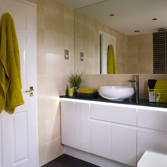 Go for slick high-shine white gloss Go for slick hi-shine white gloss | Bathroom ideas | Bathroom decorating | PHOTO GALLERY | Style at Home | Housetohome.co.uk