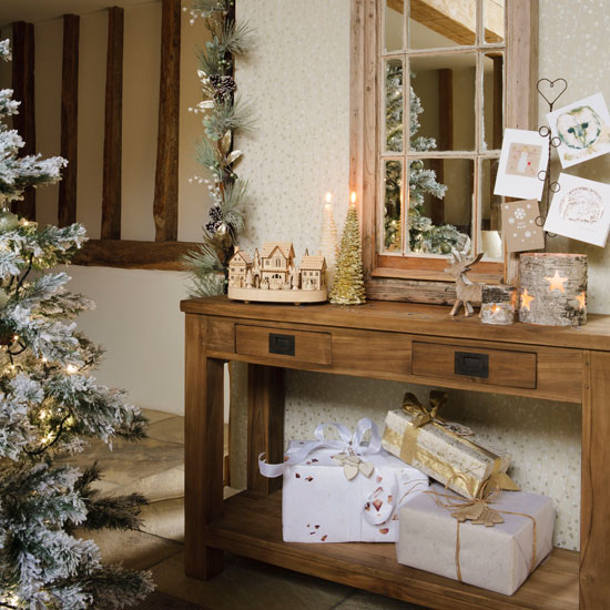 Set a hallway table Set a hallway table | Hallway | PHOTO GALLERY | Country Homes and Interiors | Housetohome.co.uk