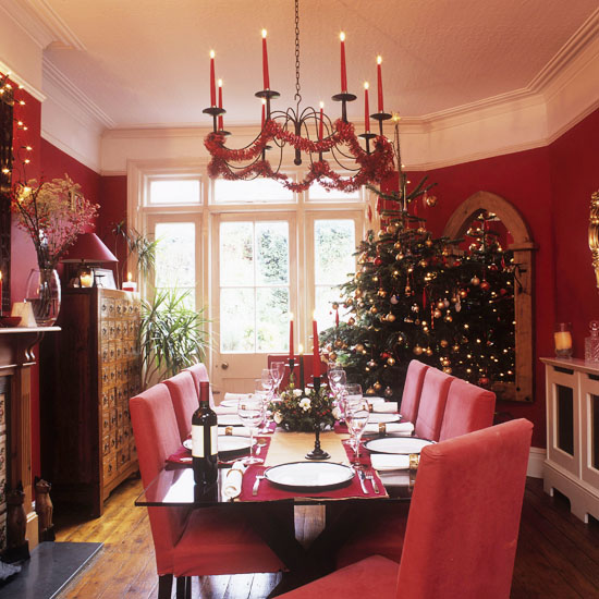Traditional Christmas dining room Traditional Christmas dining room | Christmas accessories | PHOTO GALLERY | 25 Beautiful Homes | Housetohome