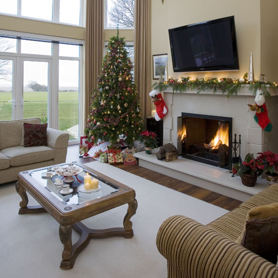 Festive fireplace Festive fireplace | Christmas accessories | PHOTO GALLERY | 25 Beautiful Homes | Housetohome