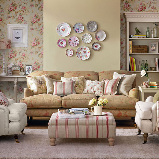 floral-wallpaper-traditional-living-room-housetohome.jpg