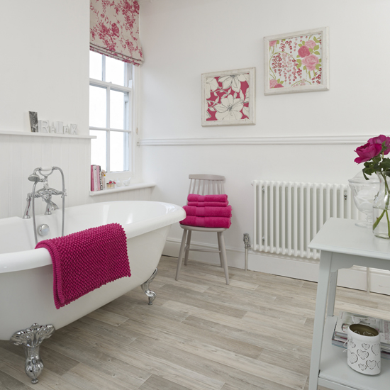 Step inside this country bathroom 