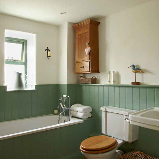 Country bathroom with tongue-and-groove panelling