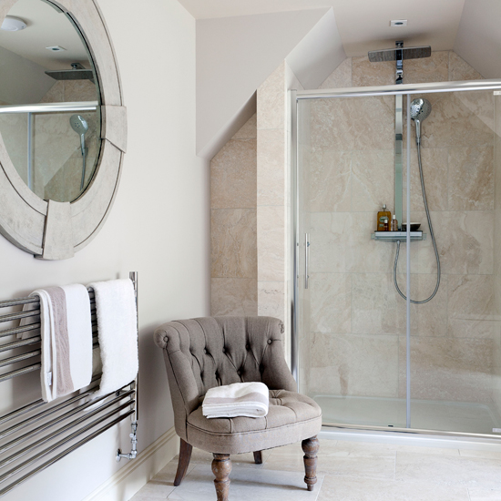 Classic en-suite bathroom with travertine tiles