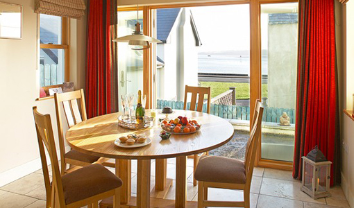 http://housetohome.media.ipcdigital.co.uk/96/0000157c9/143e_orh300w510/Oak-and-Travertine-Floor-Dining-Ideal-Home-Housetohome.jpg