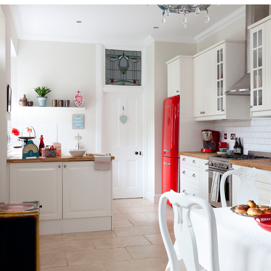 White country kitchen with red accessories