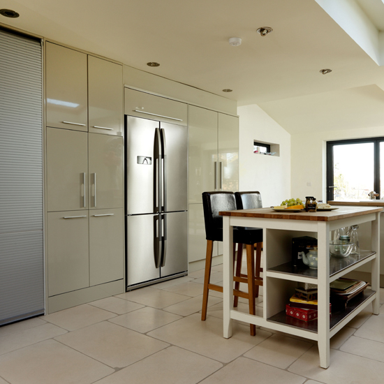 Streamlined high gloss kitchen