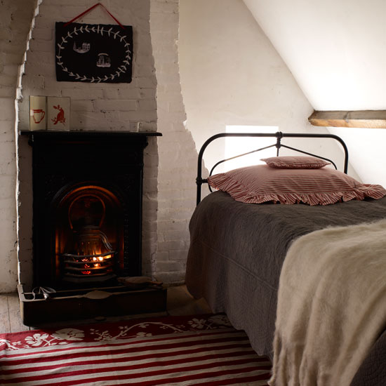 Country cottage-style bedroom