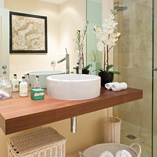 Chic contemporary bathroom 