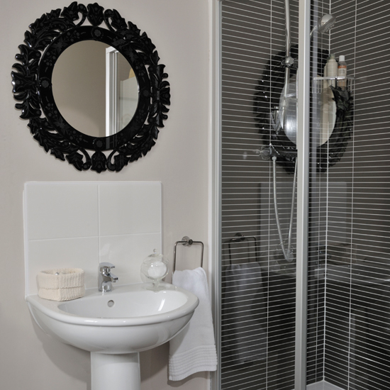 Traditional monochrome bathroom 