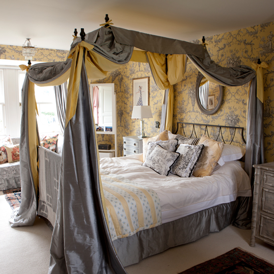 Grand yellow and grey bedroom