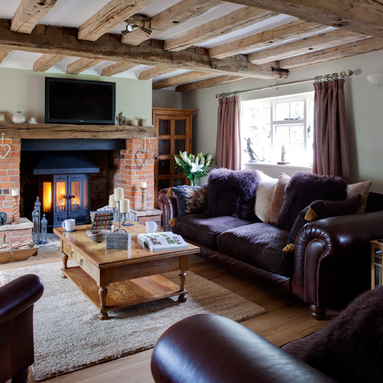 Purple and wood country living room 