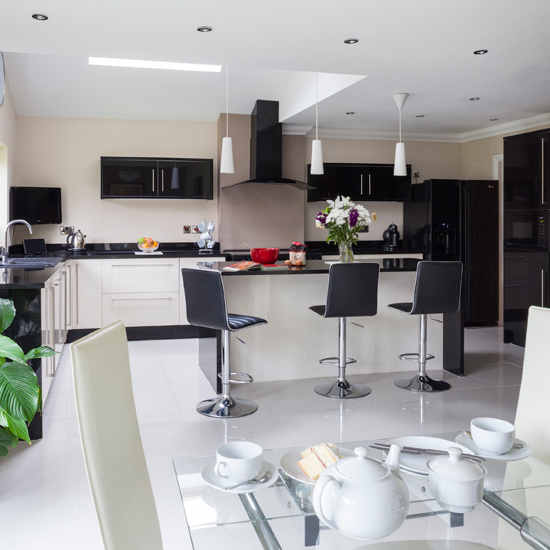 Black and white modern kitchen 