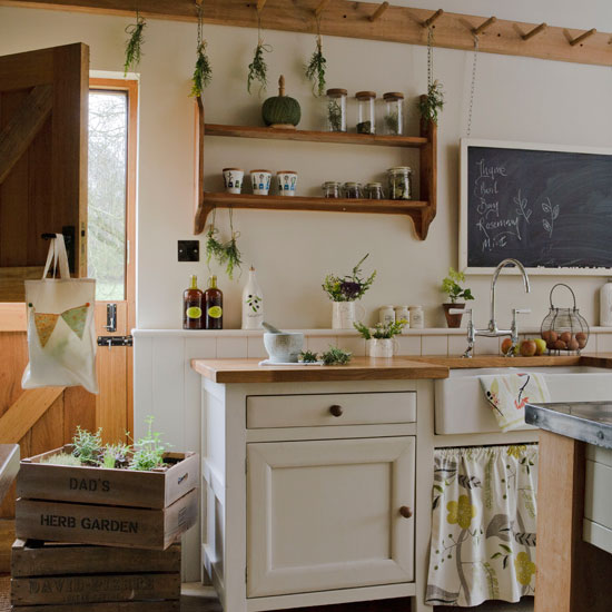 Peg rail kitchen storage | Kitchen | PHOTO GALLERY | Country Homes and Interiors | Housetohome.co.uk